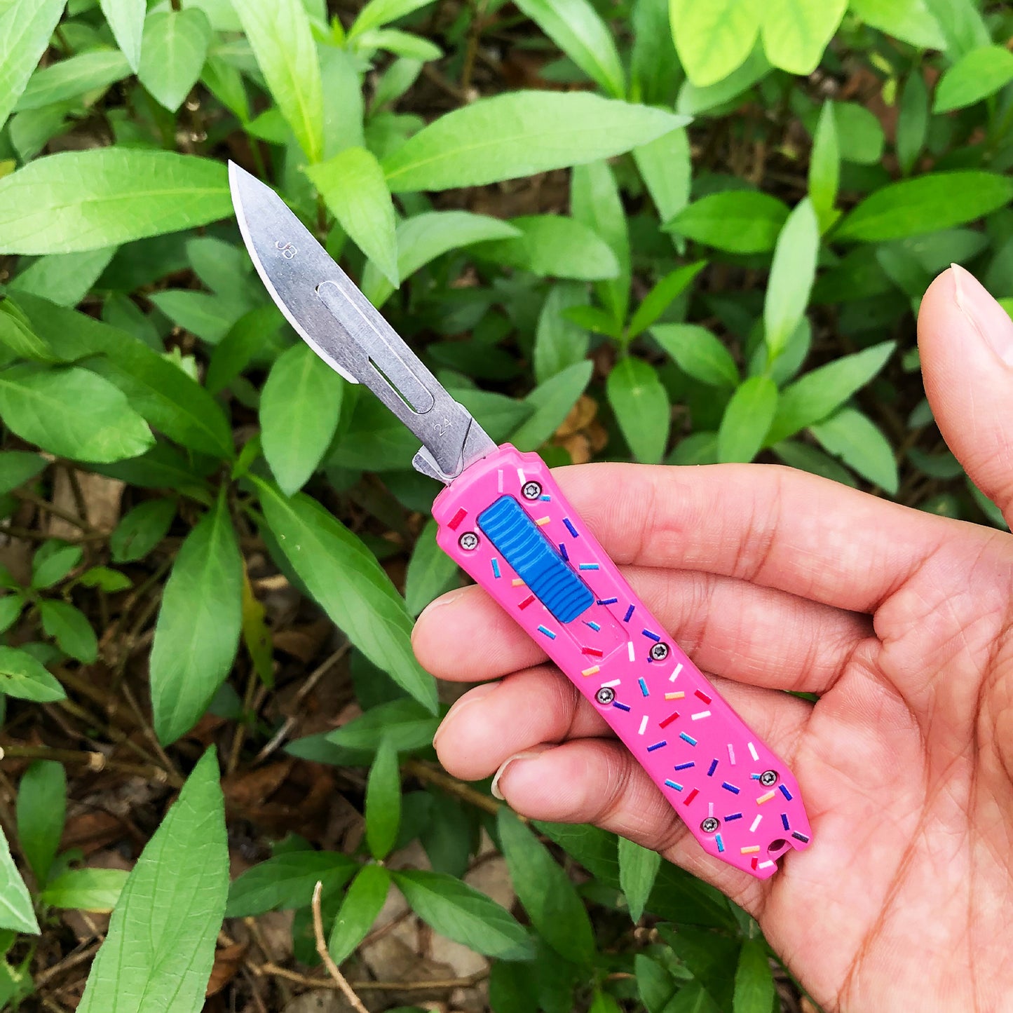 Caressolove Automatic Utility Knife, Auto Box Cutter with 10PCS Scalpel Blades, Retractable Razor Blades Pocket Knife